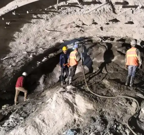 安图拱顶带模注浆料的施工流程及注意事项